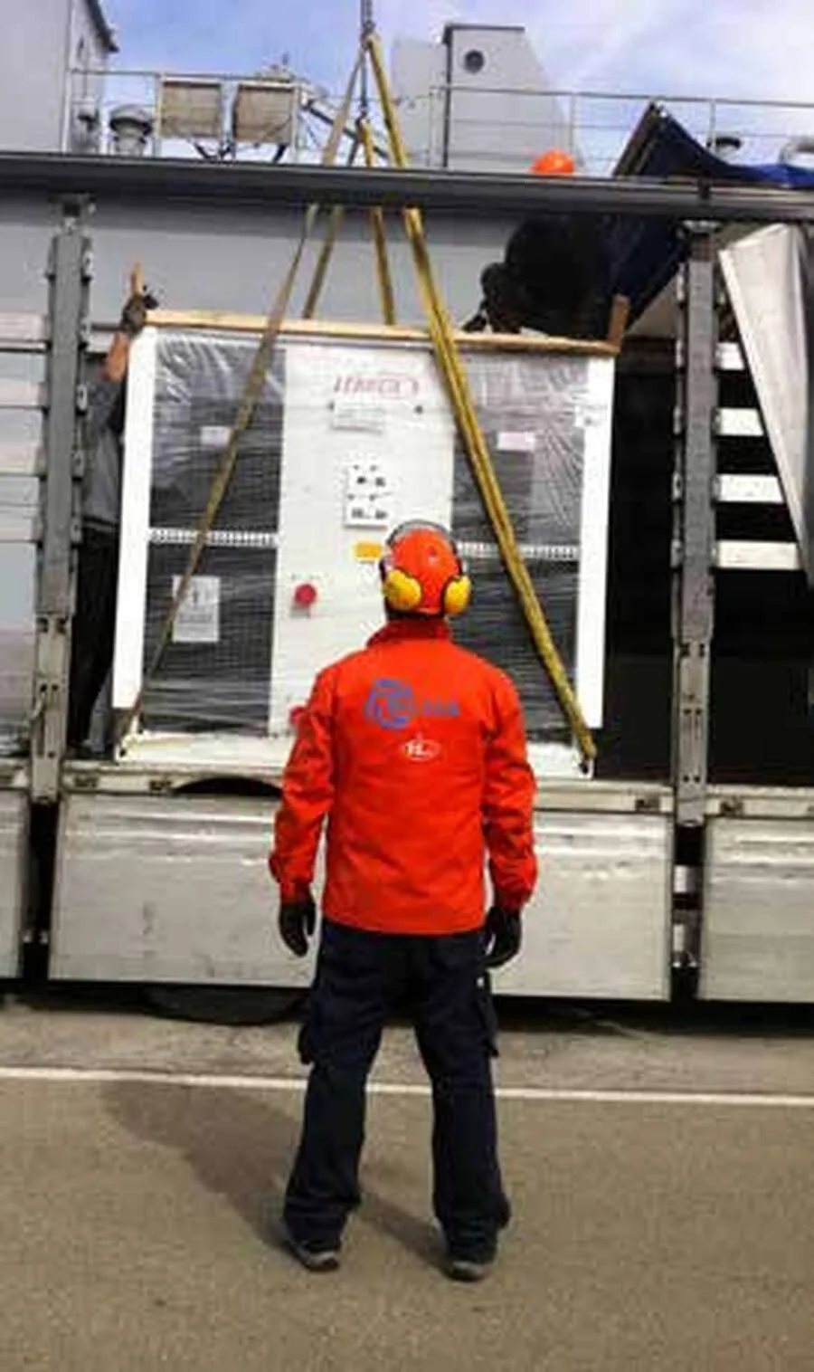 Tecnico Hi Clean durante un intervento su impianti tecnologici